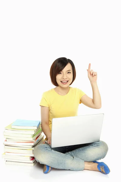 Mujer Alegre Apuntando Hacia Arriba —  Fotos de Stock