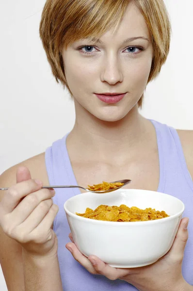 朝食のシリアルを持っている女性 — ストック写真