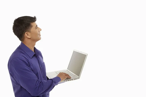 ノートパソコンを使うビジネスマン — ストック写真