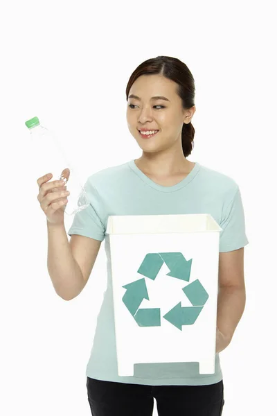 Mujer Con Una Botella Plástico Una Papelera Reciclaje — Foto de Stock