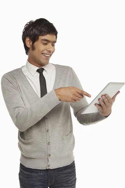 Homme Utilisant Une Tablette Numérique — Photo