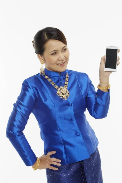 Glada Kvinna Traditionella Kläder Som Håller Upp Mobiltelefon — Stockfoto