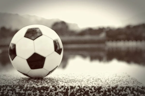 Perto Bola Futebol Junto Lago — Fotografia de Stock