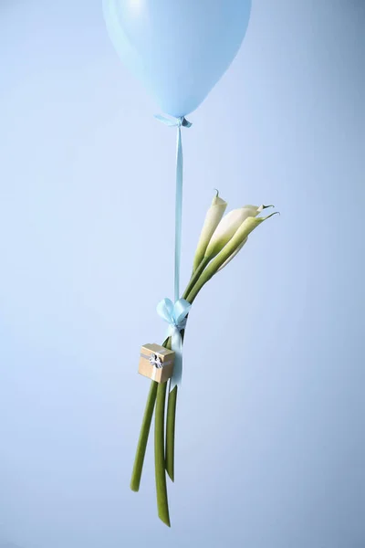 Gåva Och Tre Liljor Bundna Till Ballong — Stockfoto