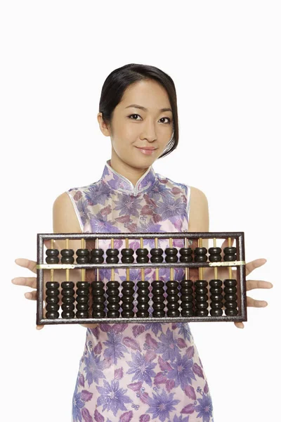 Vrouw Traditionele Kleding Die Een Abacus Omhoog Houdt — Stockfoto