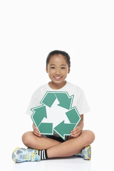 Menina Com Logotipo Reciclagem Sorrindo Para Câmera — Fotografia de Stock
