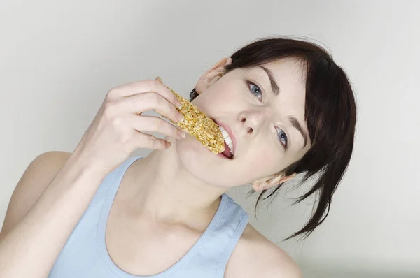 Genç Bir Kadın Pasta Yiyor — Stok fotoğraf