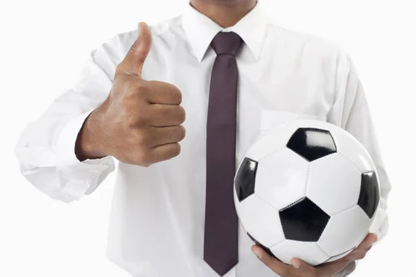 ボールと親指を持っているサッカーマネージャー — ストック写真