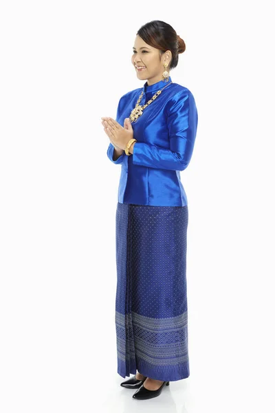 Žena Tradičním Oblečení Ukazující Pozdrav Rukou Gesto — Stock fotografie