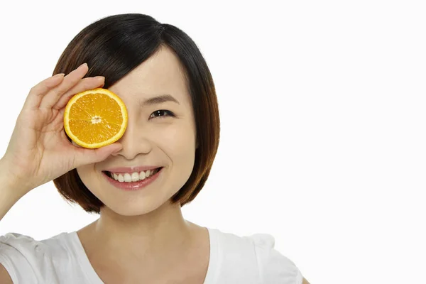 Vrouw Die Één Oog Bedekt Met Een Oranje — Stockfoto