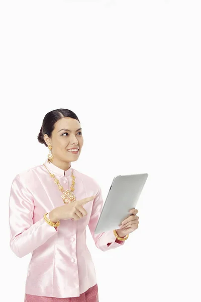 Mujer Con Ropa Tradicional Usando Una Tableta Digital — Foto de Stock