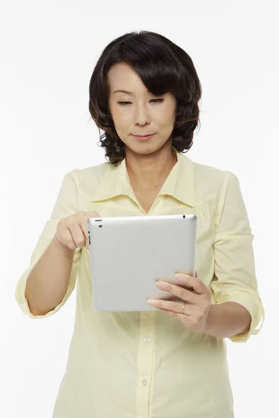 Woman Using Digital Tablet — Stock Photo, Image