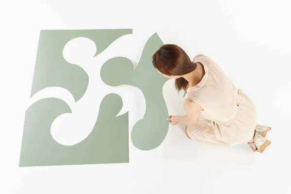 Woman Putting Together Puzzle — Stock Photo, Image