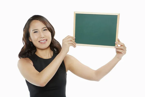 Frau Hält Eine Tafel Hoch — Stockfoto