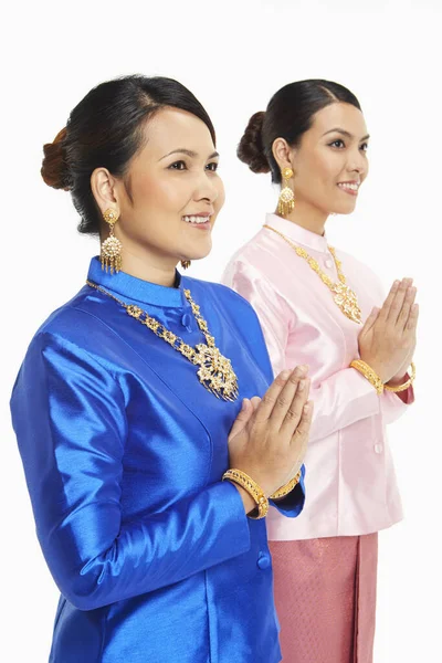 Mujeres Ropa Tradicional Mostrando Gesto Saludo — Foto de Stock