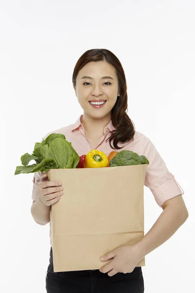 食料品の袋を持つ陽気な女性 — ストック写真