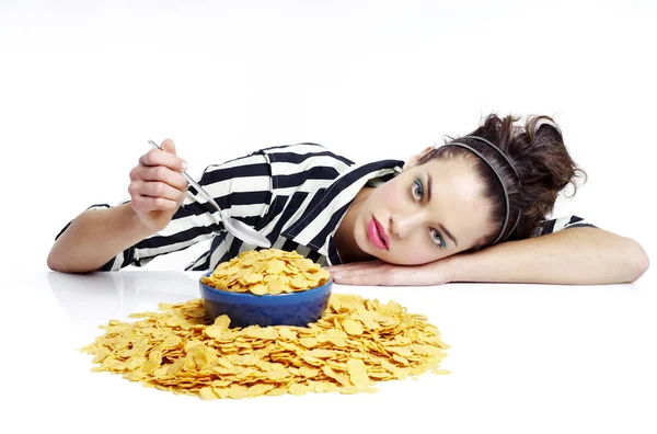 Mujer Desayunando Cereal —  Fotos de Stock