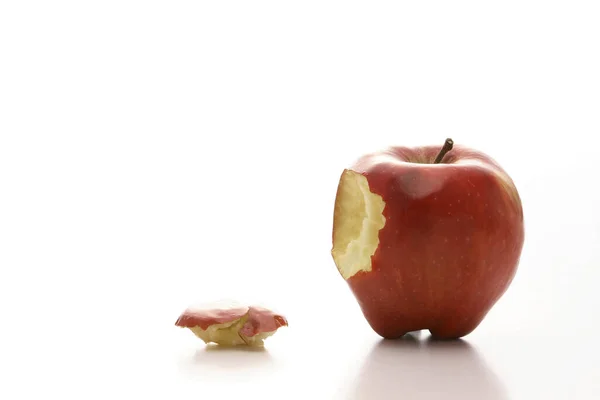 Närbild Bitten Äpple Vitt — Stockfoto