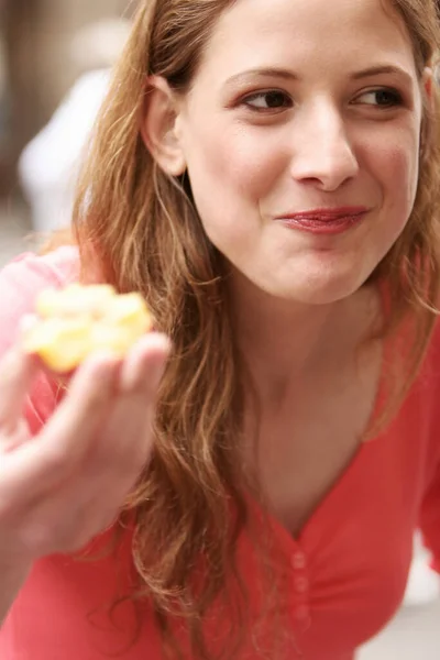 Uma Senhora Sorrindo Enquanto Come Biscoito — Fotografia de Stock