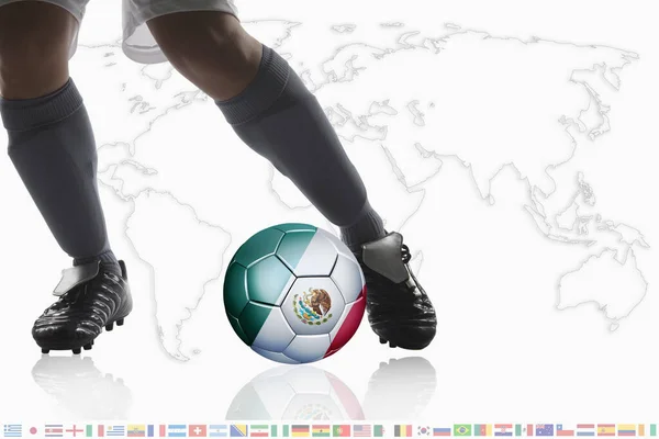 Jugador Fútbol Drible Una Pelota Fútbol Con Bandera México — Foto de Stock