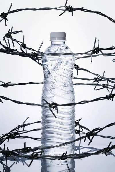 Plastikflasche Von Stacheldraht Umgeben — Stockfoto