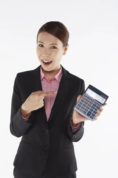 Geschäftsfrau Hält Taschenrechner Hoch — Stockfoto