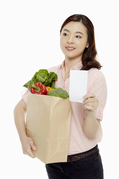 Frau Hält Tüte Mit Lebensmitteln Und Einkaufsliste — Stockfoto