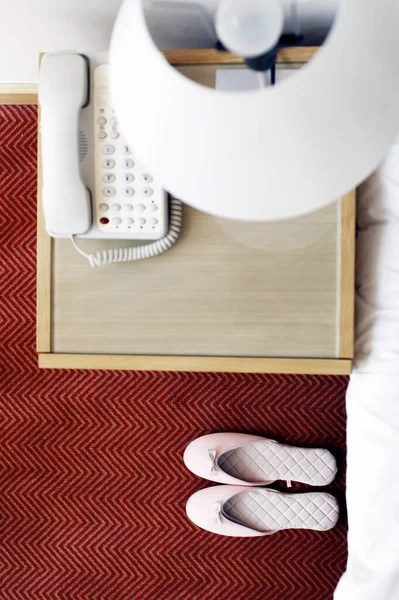 ベッド横のピンクの靴のペアのトップビュー — ストック写真