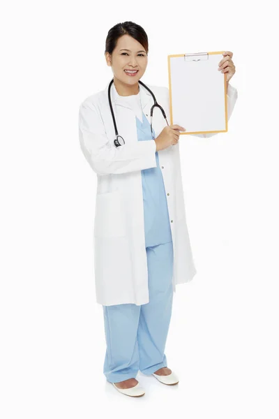 Personal Médico Sonriendo Sosteniendo Portapapeles Blanco —  Fotos de Stock