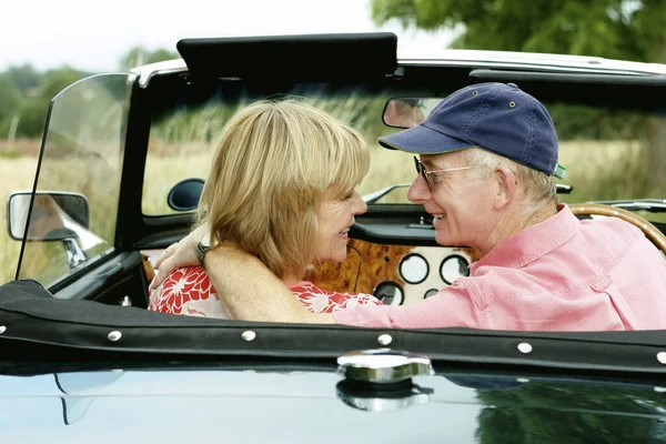 屋根のない車の中に座っている老夫婦 — ストック写真