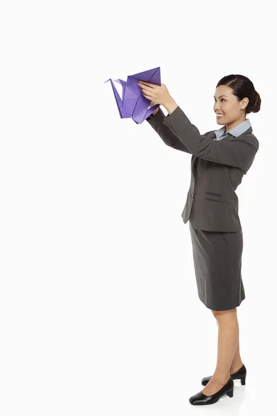 女商人举起一只大纸鸟 — 图库照片