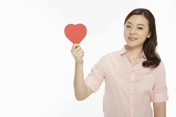 Mujer Alegre Sosteniendo Corazón Rojo —  Fotos de Stock