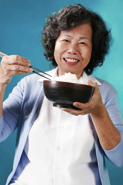 Een Oude Dame Die Stokjes Gebruikt Rijst Eten — Stockfoto