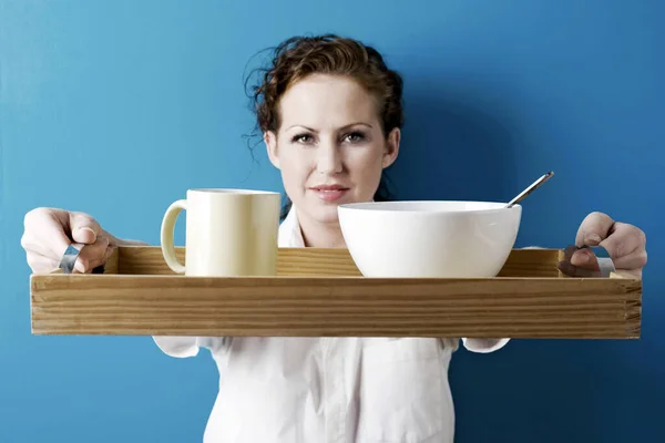 Mujer Sosteniendo Una Bandeja Desayuno — Foto de Stock