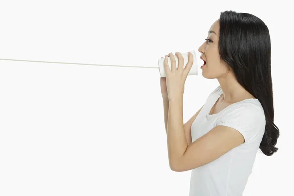 Mujer Jugando Con Teléfono Taza Papel — Foto de Stock