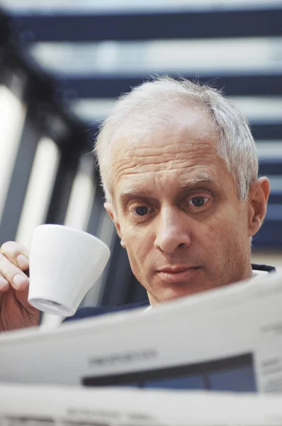 Zakenman Die Koffie Drinkt Terwijl Hij Krant Leest — Stockfoto