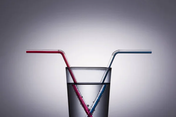 Roter Und Blauer Trinkhalm Einem Glas Wasser — Stockfoto