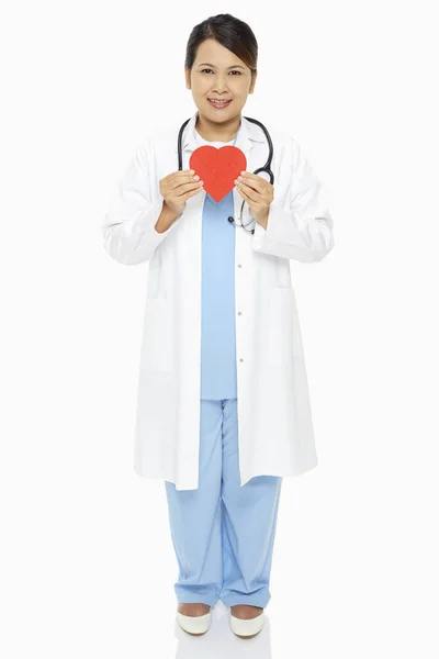 Kırmızı Bir Kalbi Tutan Neşeli Tıbbi Personel — Stok fotoğraf