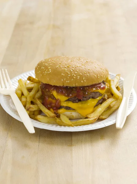Doppelte Cheeseburger Und Pommes — Stockfoto