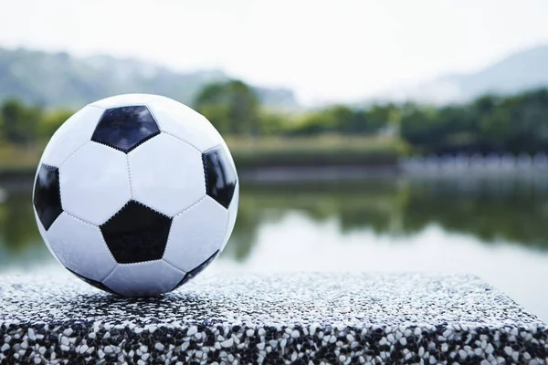 Bola Futebol Junto Lago — Fotografia de Stock