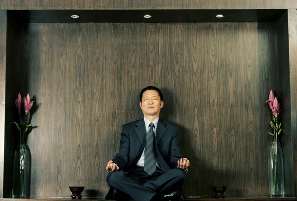 Man Business Suit Meditating — Stock Photo, Image
