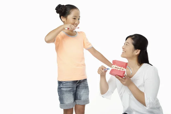 Mutter Lehrt Tochter Wie Man Zähne Putzt — Stockfoto