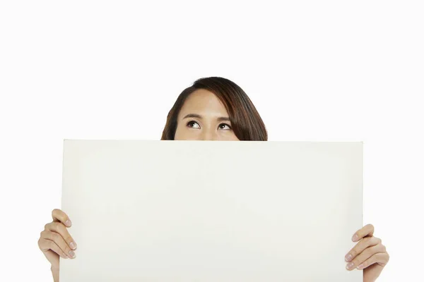 Mulher Segurando Cartaz Branco Cobrindo Boca — Fotografia de Stock