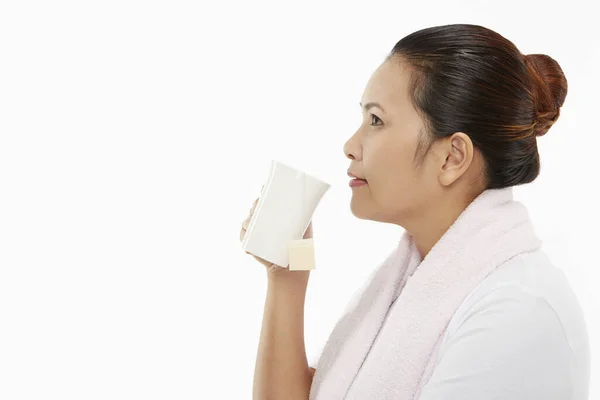 Mujer Feliz Tomando Una Copa — Foto de Stock