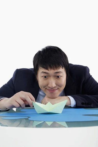 Бизнесмен Играет Бумажной Лодкой — стоковое фото
