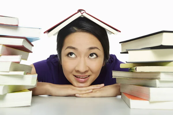 Fröhliche Frau Mit Einem Buch Über Dem Kopf — Stockfoto