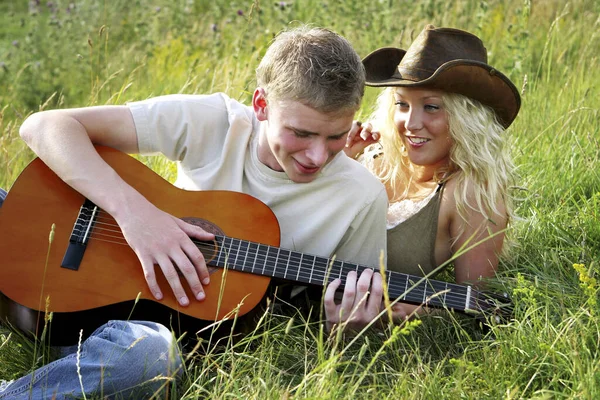 친구를 기타를 풀밭에 — 스톡 사진