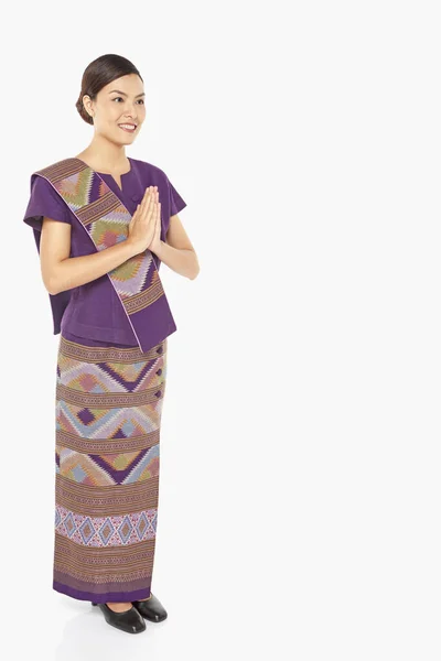 Femme Dans Les Vêtements Traditionnels Montrant Geste Salutation — Photo