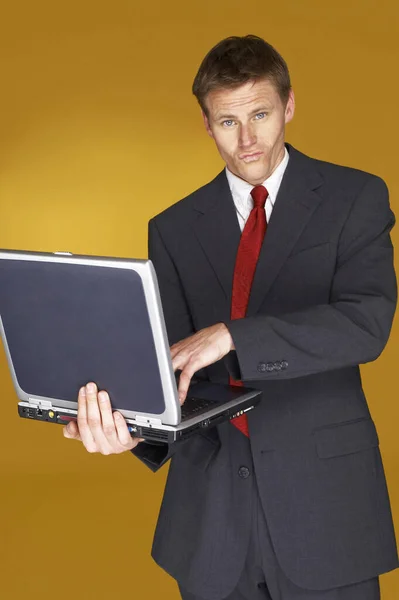 Adamı Dizüstü Bilgisayar Kullanıyor — Stok fotoğraf