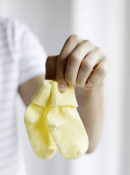 Vater Hält Baby Socken — Stockfoto